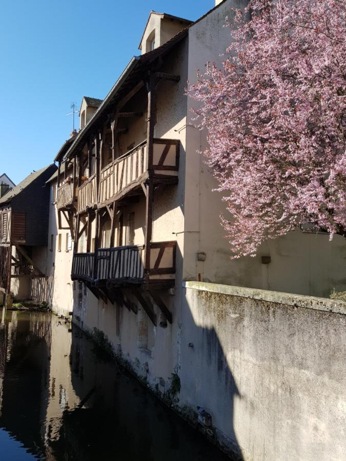 La maison Virginie log 1 à 2 pers hyper centre climatisation parking linge wifi proximité lac canal piscine Montargis Exterior foto