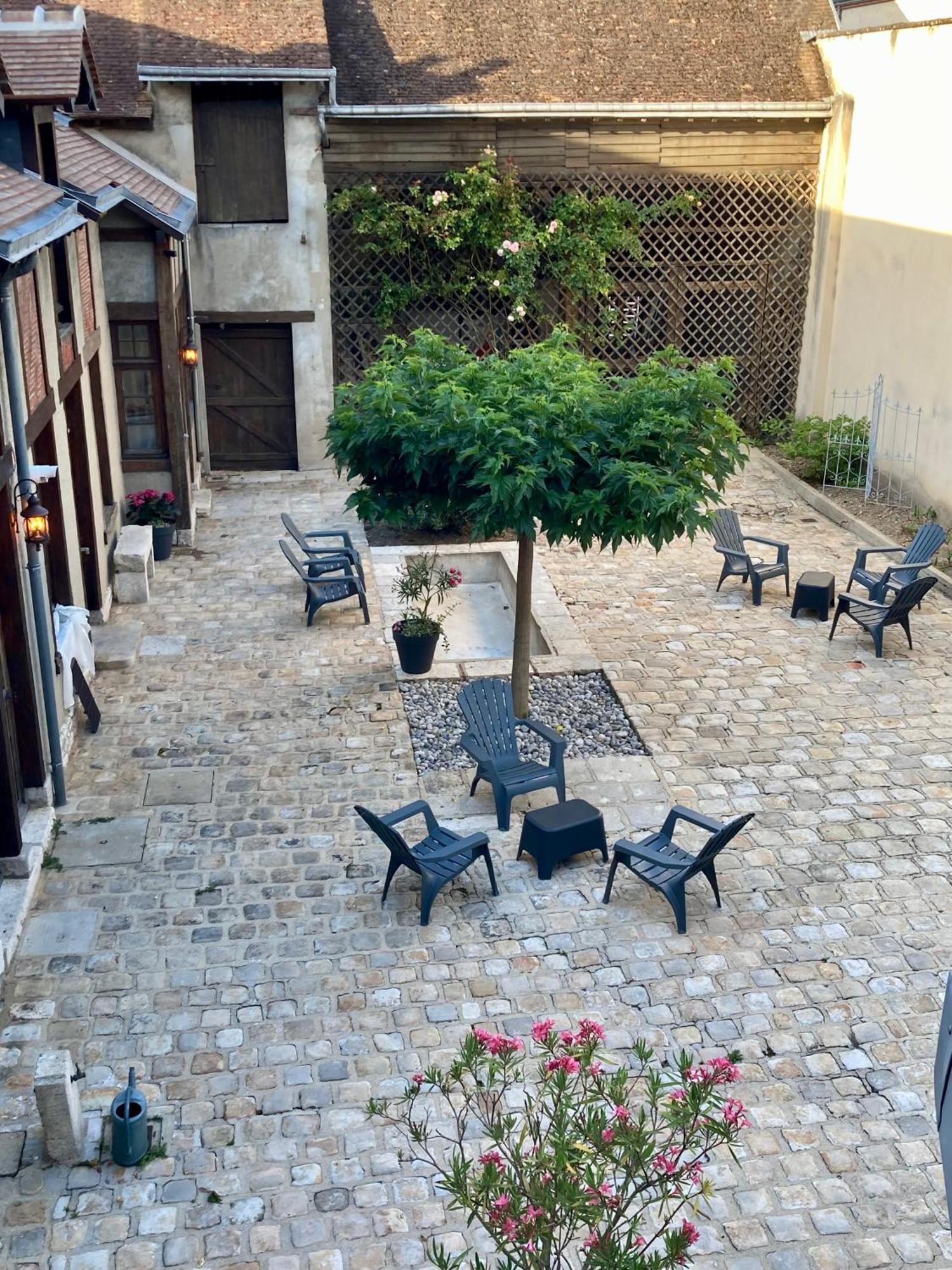 La maison Virginie log 1 à 2 pers hyper centre climatisation parking linge wifi proximité lac canal piscine Montargis Exterior foto