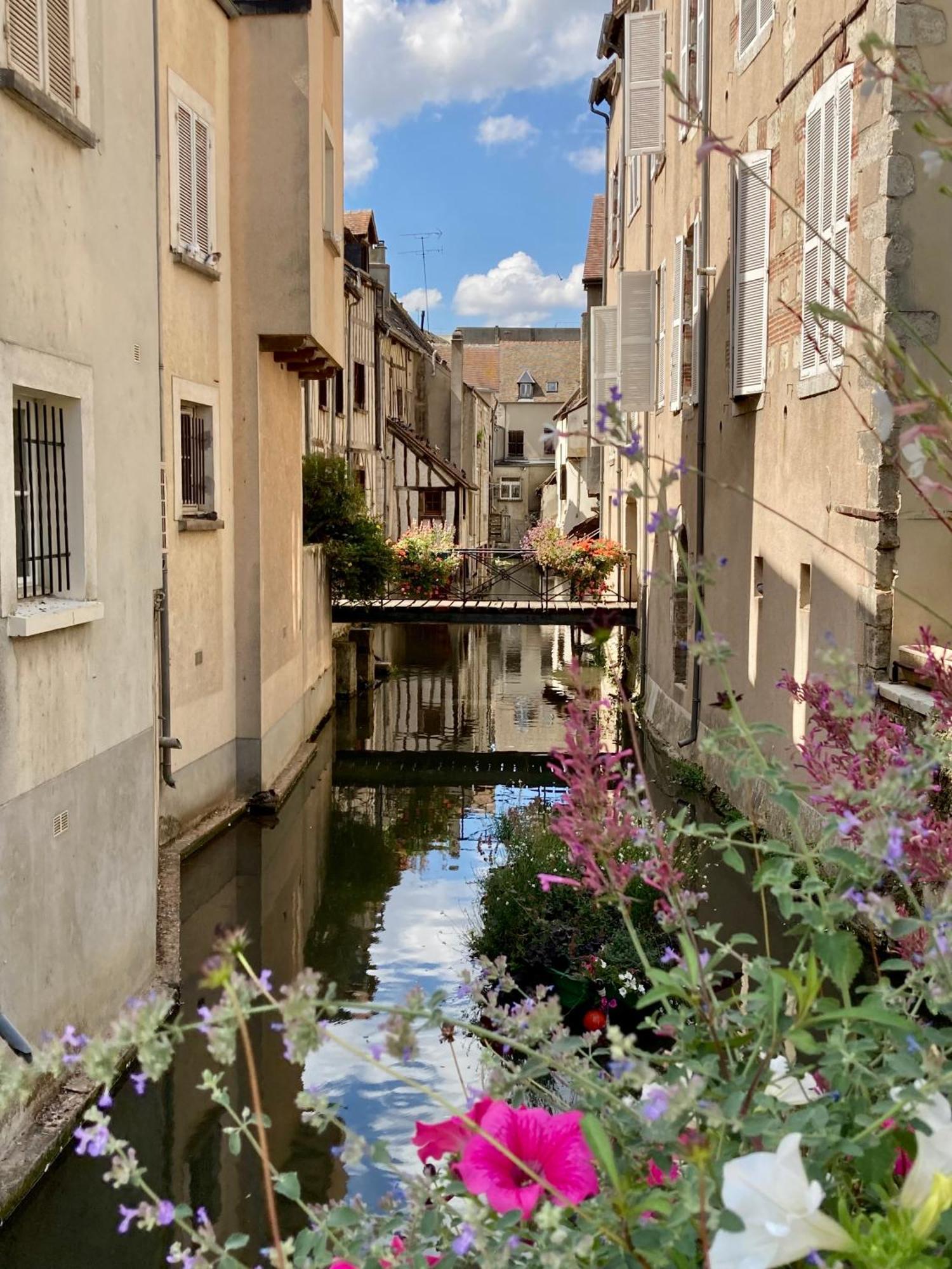 La maison Virginie log 1 à 2 pers hyper centre climatisation parking linge wifi proximité lac canal piscine Montargis Exterior foto