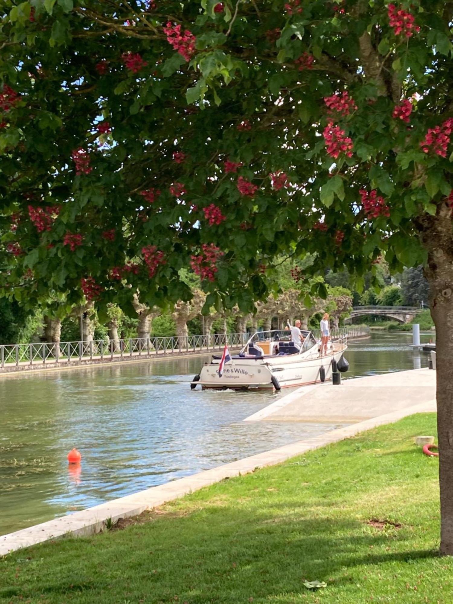 La maison Virginie log 1 à 2 pers hyper centre climatisation parking linge wifi proximité lac canal piscine Montargis Exterior foto